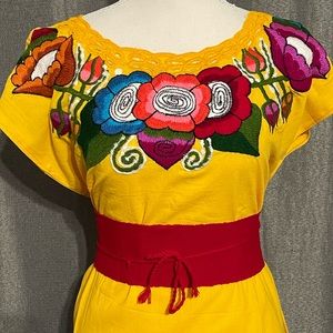 Beautiful embroidered blouse!!! 🌸🌼🌺